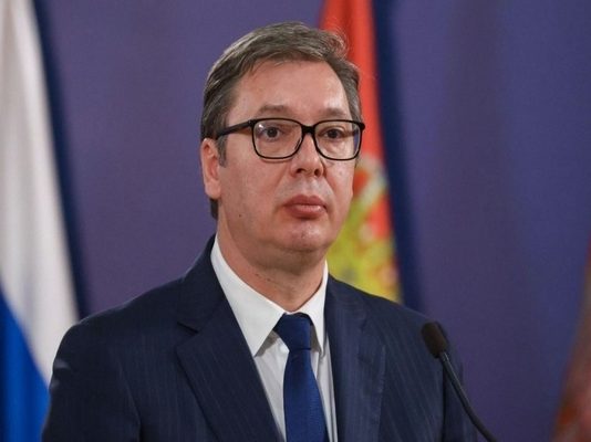 O Vucic, μετά τον σάλο της αντιρωσικής δήλωσης, σήκωσε τη ρωσική σημαία