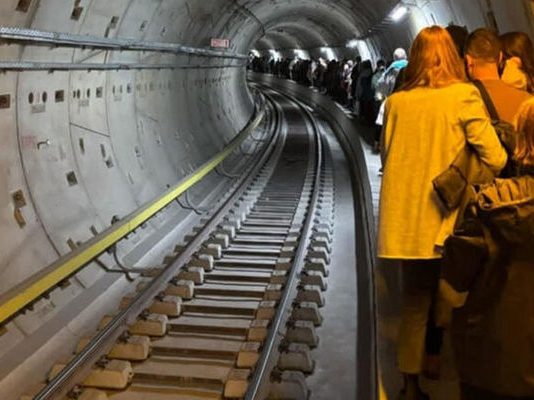 Αντιπαράθεση για τη βλάβη στο Μετρό Θεσσαλονίκης στη Βουλή – Κόσμος περπατούσε στην σήραγγα (Photo-Videos)