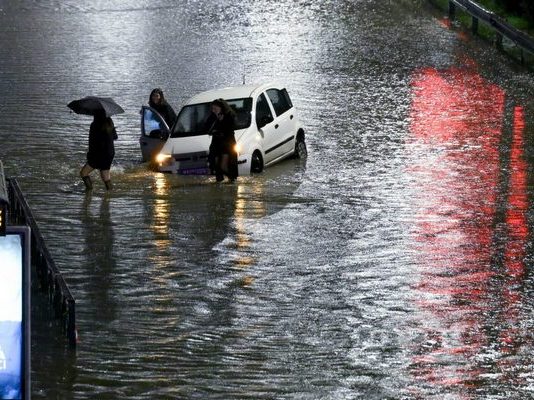 Έλεος πια! – Μια έντονη βροχόπτωση πλημμύρισε νότια προάστια και Μεσόγεια στην Αττική – Ντροπή για Περιφέρεια και Δήμους