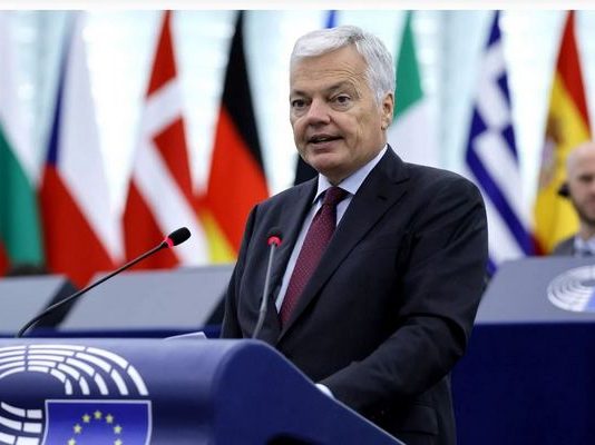 Βρόμα και δυσωδία στην ΕΕ: Πρώην Επίτροπος Δικαιοσύνης ύποπτος για ξέπλυμα χρήματος – Έφοδος σε σπίτια του Ντιντιέ Ρέιντερς