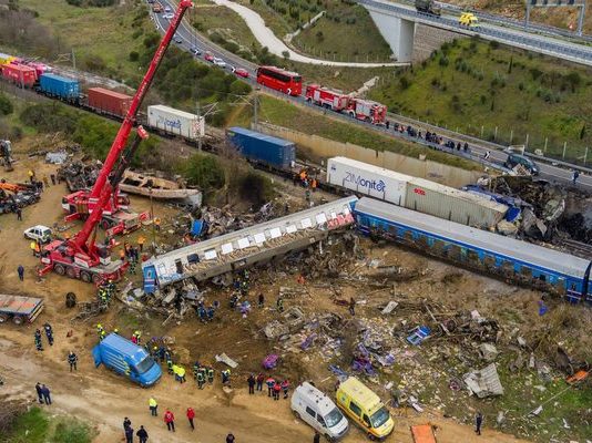 Τέμπη – Συμπληρωματική έκθεση Κοκοτσάκη: Ο θάνατος πολλών διασωθέντων οφείλεται σε εύφλεκτα καύσιμα υλικά