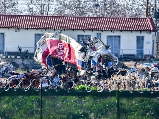 Τέμπη: Ερευνούν τώρα (!) το μπροστινό μέρος του κόκπιτ