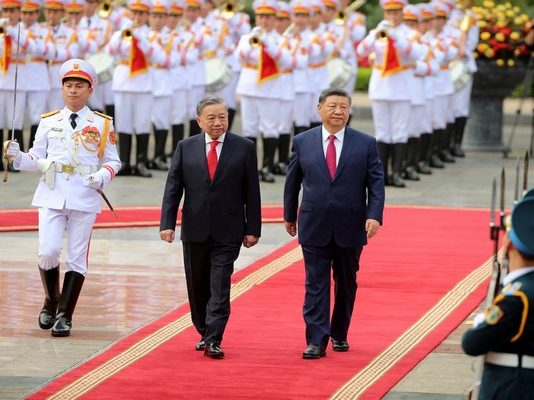 Κίνα: Καλεί το Βιετνάμ να αντιταχθούν από κοινού στον «εκφοβισμό» των δασμών