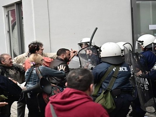 Σχολεία: Επιμένει στις συγχωνεύσεις το υπ. Παιδείας – Κλιμακώνει τις κινητοποιήσεις η εκπαιδευτική κοινότητα