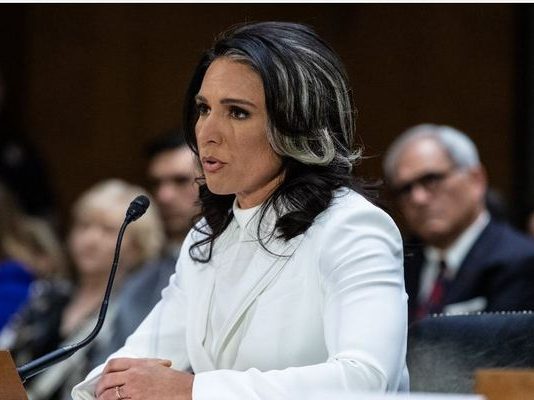 Η Τούλσι Γκάμπαρντ ρίχνει μια πολιτική πυρηνική βόμβα Ένας ψυχοπαθής στον Λευκό Οίκο, ναρκωμένος και προστατευμένος από το κατεστημένο