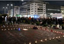 Άρχισαν τα όργανα στον Άγνωστο Στρατιώτη: Αστυνομικοί κατά συγκεντρωμένων γύρω από τα 57 ονόματα των Τεμπών-Καταγγελίες για τραμπουκισμούς – «Βγήκε το ΦΕΚ», έλεγαν στα παιδιά της κίνησης «Μέχρι τέλους»