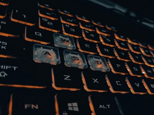 Πώς περάσαμε στον Matrix καπιταλισμό – Το μπλε χάπι και η μετάβαση από την επιτήρηση στην καταστολή