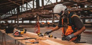 Η τεχνητή νοημοσύνη είναι ευκαιρία για υδραυλικούς, μαραγκούς, ηλεκτρολόγους – Και θα βγάλουν καλά λεφτά