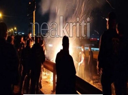 Μπλόκα στον ΒΟΑΚ από τους αγρότες: «Δε φεύγουμε αν δεν πάρουμε απαντήσεις»-Θα ανοίξει ο δρόμος μετά τα μεσάνυχτα