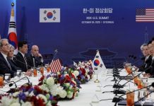 Τραμπ: ”Φέρνει΄” στις ΗΠΑ 350 δις. δολ. επενδύσεις από τη Ν.Κορέα-Της έδωσε άδεια για πυρηνικό υποβρύχιο!