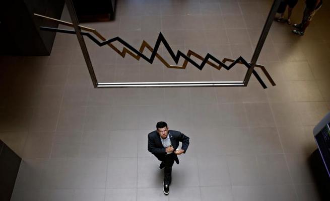 Στο ελεύθερη πτώση ο Γενικός Δείκτης του ΧΑ – Απώλειες 4,5 στις τράπεζες Στο ελεύθερη πτώση ο Γενικός Δείκτης του ΧΑ – Απώλειες 4,5 στις τράπεζες