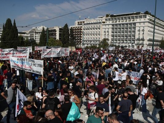 Μαζική συμμετοχή στην πανελλαδική απεργία ενάντια στο 13ωρο – Ξεκίνησαν οι συγκεντρώσεις
