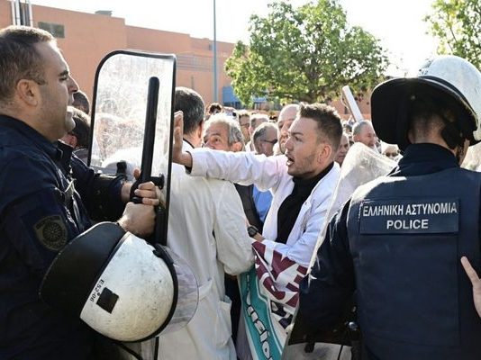 Αγρίεψαν τα πράγματα: Συμπλοκές και αίμα στην επίσκεψη Κ.Μητσοτάκη και Α.Γεωργιάδη στο Αττικό Νοσοκομείο