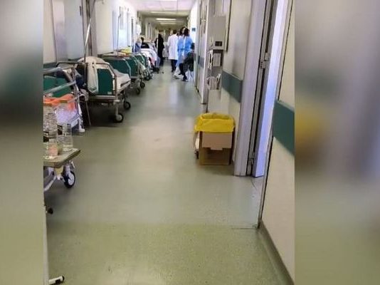 Βίντεο με δεκάδες ασθενείς σε ράντζα την ώρα των… εγκαινίων στο Νοσοκομείο «Αττικόν»