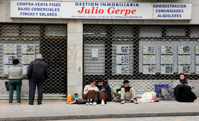 Queues to rent an apartment ahead of university year in northwestern Spain