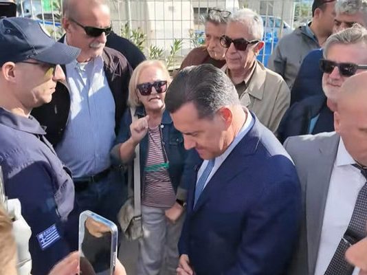 Υγειονομικοί κατά Α.Γεωργιάδη: «Έβαλες μαλλιά, δεν έβαλες μυαλά» (βίντεο)-Του επιφύλασσαν θερμή υποδοχή στη Χίο