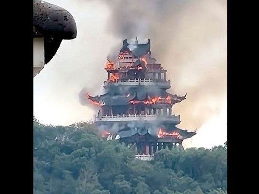 Φλεγόμενο μνημείο 1500 ετών: Καταστροφική πυρκαγιά σε αρχαίο ναό στην Κίνα