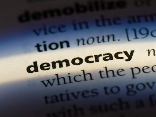 Δημοσκόπηση για τη Δημοκρατία: Δυσαρεστημένοι οι πολίτες στη Δύση από τη λειτουργία του συστήματος