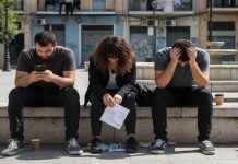 Οι δυο γενιές που είναι παγιδευμένες στην «κενή» οικονομική ανάκαμψη της Ελλάδας