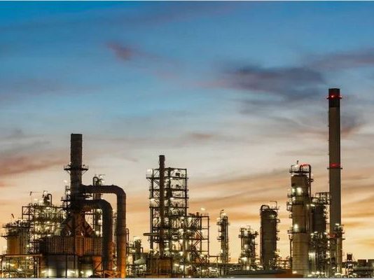 Oι τιμές των καυσίμων στις ΗΠΑ αυξήθηκαν από τις ουκρανικές επιθέσεις στα… ρωσικά διυλιστήρια