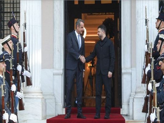 Θα δώσει η κυβέρνηση πολιτικό άσυλο στον Ζελένσκι; Αναμπουμπούλα στα υπουργεία…