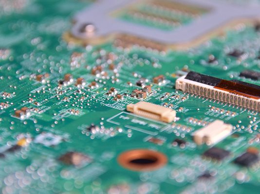 Άτακτη υποχώρηση της Δύσης στον ”Εμπορικό Πόλεμο” με την Κίνα για τα μικροτσίπς