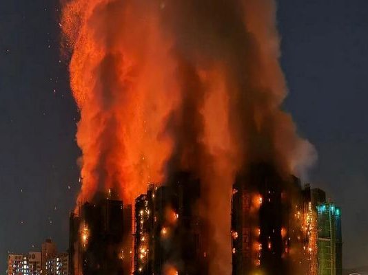 Εικόνες αποκάλυψης στο Χονγκ Κονγκ: Στους 128 οι νεκροί μετά την φονική πυρκαγιά σε ουρανοξύστη (βίντεο)