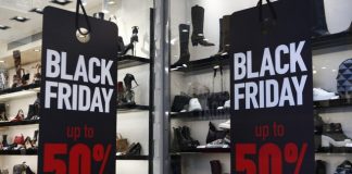 Στη Δύση επικρατεί εκνευρισμός με την ανακοίνωση του Πούτιν χτες ότι ο Βλαντίμιρ Μεντίνσκι θα είναι μαζί με τους Λαβρόφ και Ουσακόφ, αυτοί που θα διαπραγματευτούν με τις ΗΠΑ το Ουκρανικό! Ο Μεντίνσκι που ήταν επικεφαλής της Ρωσικής αντιπροσωπείας στους γύρους διαπραγμάτευσης στην Κωνσταντινούπολη με Ουκρανούς αξιωματούχους, προκάλεσε έντονο θυμό στους Ευρωπαίους και στο ΝΑΤΟ όχι μόνο γιατί απαγόρευσε σε εκπροσώπους των “προθύμων” να πάρουν μέρος στις συζητήσεις, παρόλο που είχαν σπεύσει στην Τουρκία ακάλεστοι γι’ αυτό, αλλά κυρίως για τις θέσεις του! Θυμίζω: Για την άρνηση του Κιέβου να συζητήσει καθεστώς των 4 περιοχών (Ντονετσκ, Λουγκάνσκ, Χερσώνα, Ζαπαρόζιε) που συνταγματικά προσαρτήθηκαν στη Ρωσία: “Την επόμενη φορά θα συζητάμε για 6 περιοχές και τη μεθεπόμενη για 8” δήλωσε τον περασμένο Μάιο (πάνω) Για τις “νέες κυρώσεις” που φοβέριζαν τον Ιούλιο οι Βρυξέλλες: “Θυμίζω ότι μετά την Οκτωβριανή επανάσταση και τον εμφύλιο, η Σοβιετική Ρωσία ήταν όχι με κυρώσεις αλλά πλήρως αποκλεισμένη από τη Δύση: Αυτό όμως δεν μας εμπόδισε να κερδίσουμε τον 2ο Παγκόσμιο Πόλεμο!” (κάτω αριστερά) Για την απειλή του Ρούτε, Γραμματέα του ΝΑΤΟ, ότι θα συνεχίσει τον εξοπλισμό της Ουκρανίας μέχρι να γίνει συνάντηση Πούτιν-Ζελένσκι για εκεχειρία: “Να θυμίσω στον Ρούτε τον Κινεζικό εμφύλιο με τους κομμουνιστές του Μάο Τσε Τουγκ και τους εθνικιστές του Τσαγκ Κάι Σεκ. Ο Τσαγκ επέμενε να συναντηθεί με τον Μάο για να λήξουν τον εμφύλιο. Και συναντήθηκαν πέντε φορές – φωτογραφίες, χαμόγελα κλπ αλλά δεν έδωσαν λύση στις αιτίες της σύγκρουσης. Και να θυμίσω στον κ. Ρούτε, ότι στο τέλος οι κομμουνιστές νίκησαν, παρόλο που η Δύση εξόπλιζε πλουσιοπάροχα τους εθνικιστές”