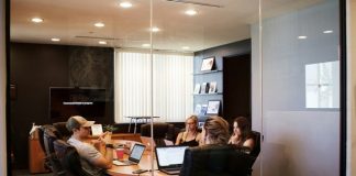 Gen Z: Γιατί η εργασία δεν πρέπει να είναι το κέντρο της ζωής σου και να καθορίζει την αξία σου