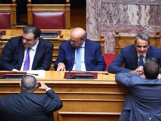 «Γαλάζιο αντάρτικο» 100 βουλευτών για το λουκέτο στα ΕΛΤΑ – Ο πόλεμος των υπουργών για το φιάσκο