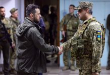 Ζελένσκι-Σε κλίμα κατήφειας και απαισιοδοξίας βράβευσε άνδρες του ναζιστικού τάγματος Αζόφ σε υπόγειο καταφύγιο