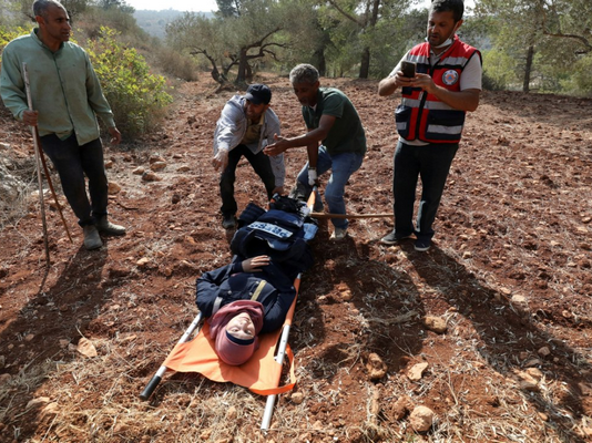 Διαρκής σιωνιστική αυθαιρεσία και θράσος !-Δυτ. Όχθη: Συμμορίες Ισραηλινών εποίκων επιτέθηκαν σε Παλαιστίνιους και δημοσιογράφους