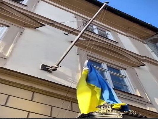 Υπάρχουν κι’ αυτοί οι Ευρωπαίοι!-Ο νέος Πρόεδρος της Βουλής των Αντιπροσώπων της Τσεχικής Δημοκρατίας, διέταξε την αφαίρεση της ουκρανικής σημαίας από το κτίριο της Βουλής