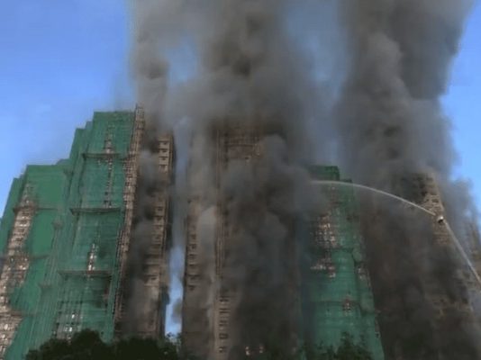 Χονγκ Κονγκ: Φλέγονται ουρανοξύστες – Αναφορές για πολλούς εγκλωβισμένους –