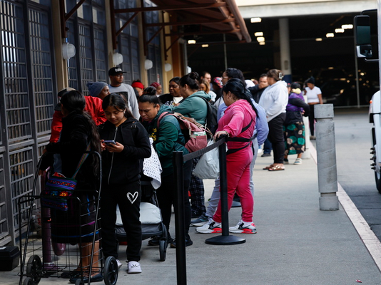 ΗΠΑ – Shutdown / Το Ανώτατο Δικαστήριο «πάγωσε» το επίδομα αγοράς τροφίμων – Σε απόγνωση εκατομμύρια Αμερικανοί