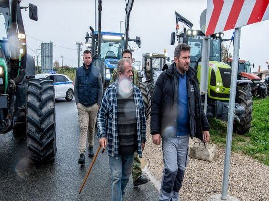 Σέρρες: Κλούβα των ΜΑΤ παίρνει φόρα και πέφτει πάνω σε τρακτέρ