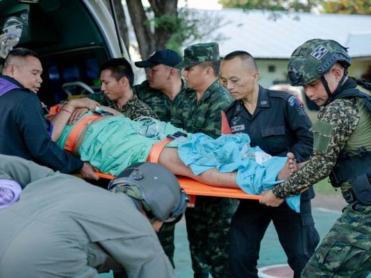 Σφοδρές μάχες μεταξύ Ταϊλανδών – Καμποτζιανών -Στο «φως» πλάνα με τους πεσόντες-Οι Ταϊλανδοί στρατιώτες εισέβαλαν σε τάφρο στην Καμπότζη