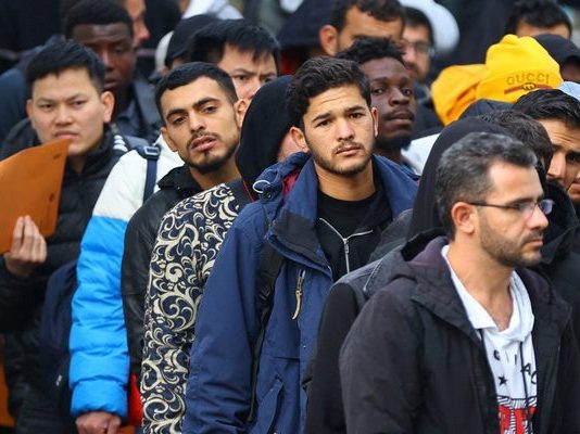 ”Πανευτυχής” η Γερμανία-Η Ελλάδα δέχτηκε την επιστροφή 100.000 αλλοδαπών αλλοδαπών