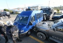 Άγρια επεισόδια στη Γέφυρα Ρίου – Αντιρρίου με μάχες σώμα με σώμα, μαγκούρες, χημικά & χειροβομβίδες κρότου λάμψης!