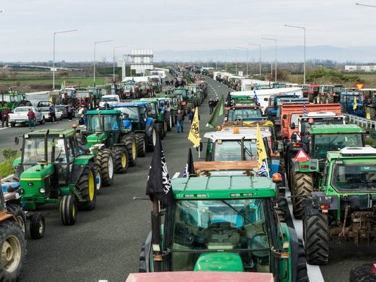 Εξοργισμένοι οι αγρότες με την κυβέρνηση: «Δεν κάνουμε πίσω – Θα νικήσουμε»