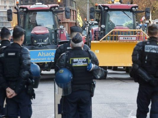 Στους δρόμους και οι αγρότες της Γαλλίας – Επεισόδια και μπλόκα λόγω κρουσμάτων οζώδους δερματίτιδας