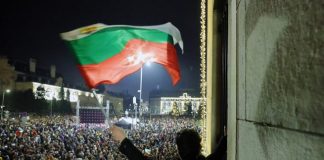 «Όταν κλέβεις διαρκώς πιστεύεις πως είσαι υπεράνω όλων»: Λαοθάλασσα διαμαρτυρίας στη Σόφια για τη διαφθορά (βίντεο)