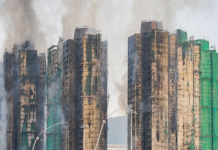 Χονγκ Κονγκ: Στους 151 οι νεκροί από τη φωτιά στους ουρανοξύστες -13 συλλήψεις για ανθρωποκτονία από αμέλεια