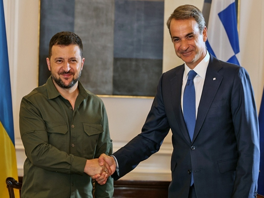 Ο Μητσοτάκης , τσιράκι της Δύσης , ανοίγει τον ασκό του Αιόλου με ασύλληπτες συνέπειες για Ελλάδα: Υπέρ της χρήσης των ρωσικών assets για Ουκρανία