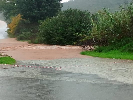 Σαρώνει η κακοκαιρία Byron, παρασύρθηκαν αυτοκίνητα στο Γύθειο – Κατολισθήσεις, μηνύματα 112, κλειστά σχολεία