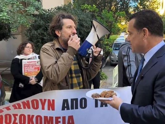 Αγωνιστική υποδοχή στον Γεωργιάδη που πήγε με μελομακάρονα στο «Έλενα Βενιζέλου»
