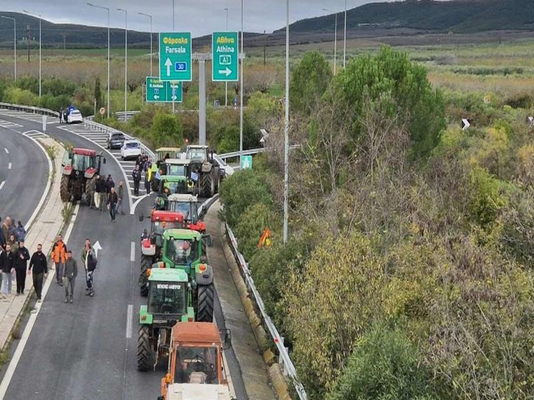 Αγρότες: Έκλεισαν την Εθνική στις Μικροθήβες – Κρίσιμη σύσκεψη την Κυριακή-Τα μπλόκα στην υπόλοιπη Ελλάδα και οι αναμενόμενες κινητοποιήσεις
