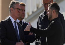 «Ο ορισμός της ανοησίας είναι να κάνεις το ίδιο πράγμα και να περιμένεις διαφορετικό αποτέλεσμα» Share Tweet ΟΓάλλος πρόεδρος Εμανουέλ Μακρόν ανέφερε ότι θα ταξιδέψει στο Λονδίνο τη Δευτέρα για να συναντηθεί με τον Ουκρανό ομόλογό του Βολοντίμιρ Ζελένσκι, όπως επίσης και με τους ηγέτες της Βρετανίας και της Γερμανίας για να συζητήσουν την κατάσταση στην Ουκρανία, αλλά και τις διαπραγματεύσεις που διεξάγονται με τη διαμεσολάβηση των ΗΠΑ. Η Ουκρανία μπορεί να υπολογίζει στην ακλόνητη υποστήριξή μας. Αυτό είναι το ουσιαστικό σημείο των προσπαθειών που κάνουμε, στο πλαίσιο της Συμμαχίας των Προθύμων, έγραψε ο Μακρόν στην πλατφόρμα κοινωνικής δικτύωσης Χ. Θα συνεχίσουμε αυτές τι προσπάθειες μαζί με τους Αμερικανούς για να παρέχουμε στην Ουκρανία εγγυήσεις ασφάλειας, χωρίς της οποίες, δεν μπορεί να υπάρξει ζωτική και διαρκής ειρήνη. Αυτό που διακυβεύεται στην Ουκρανία είναι επίσης, η ασφάλεια της Ευρώπης στο σύνολό της, πρόσθεσε ο ίδιος.