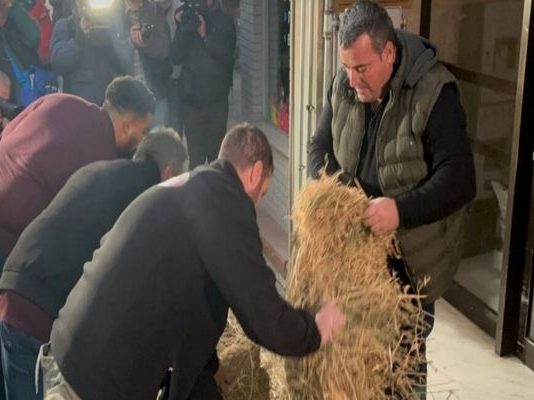 Λάρισα: Αγροτικό «μπλόκο» και σανό σε γραφεία βουλευτών της ΝΔ