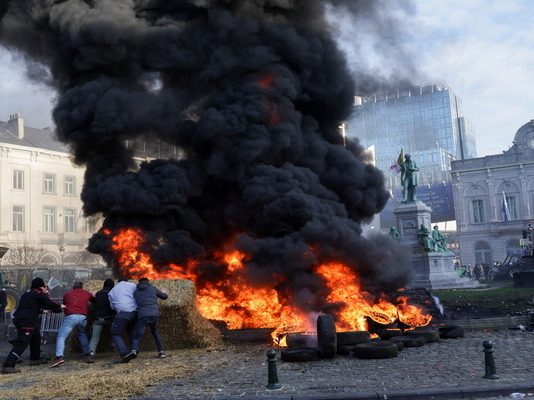 ΕΕ: Πεδίο μάχης έξω από το Ευρωκοινοβούλιο με την αστυνομία να εκτοξεύει χημικά και να δέχεται… πατάτες (βίντεο)